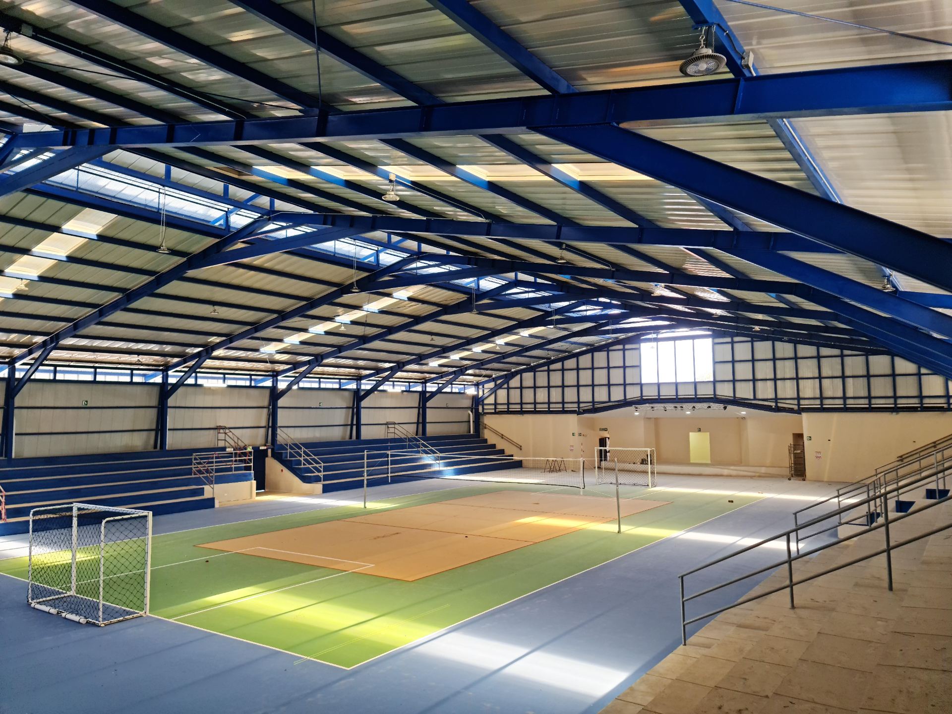 Nave industrial de estructura metálica en construcción por TJS Estructuras